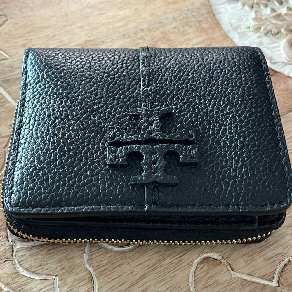 Tory Burch
McGraw bi-fold wallet. Black
